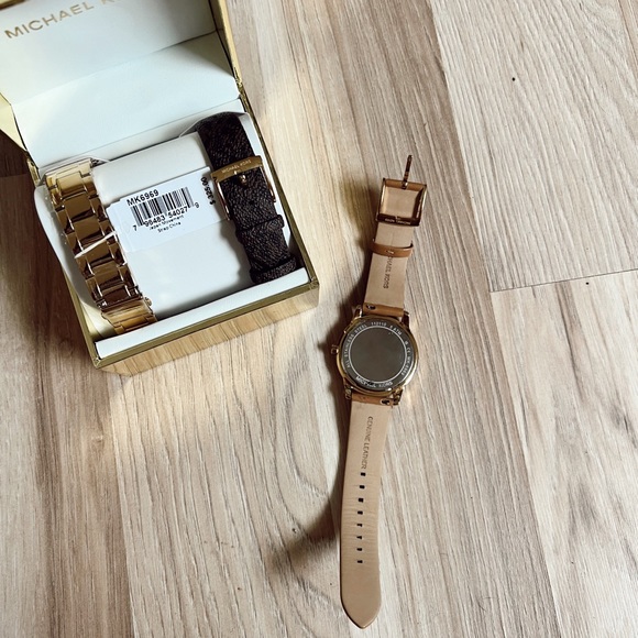 NWT Michael kors watch with 3 interchangeable bands - Picture 4 of 4